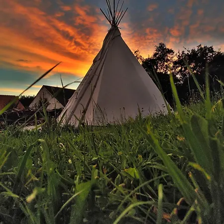 خيمة فخمة Cihelna 10 Teepee&wine *